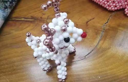 11月12日，靈活就業(yè)創(chuàng)業(yè)，與正規(guī)手工企業(yè)合作，手工之家讓大家加工和銷售都掙錢，圖為勵志珠珠繡串珠手工產(chǎn)品剪影