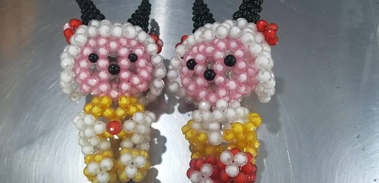 11月12日，靈活就業(yè)創(chuàng)業(yè)，與正規(guī)手工企業(yè)合作，手工之家讓大家加工和銷售都掙錢，圖為勵志珠珠繡串珠手工產(chǎn)品剪影