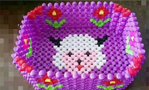 11月15日，珠繡手工加工回收項(xiàng)目，靈活就業(yè)創(chuàng)業(yè)，在家做的手工，選擇手工之家的人都在努力，圖為勵(lì)志珠珠繡串珠手工產(chǎn)品剪影