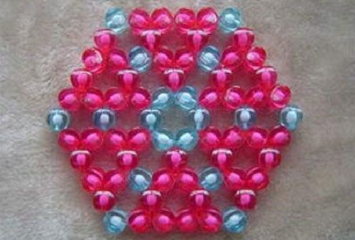 1月29日，純手工加工項(xiàng)目，在家做串珠手工掙錢，創(chuàng)新是手工之家企業(yè)發(fā)展的重要動力，圖為勵志珠珠繡串珠手工產(chǎn)品剪影