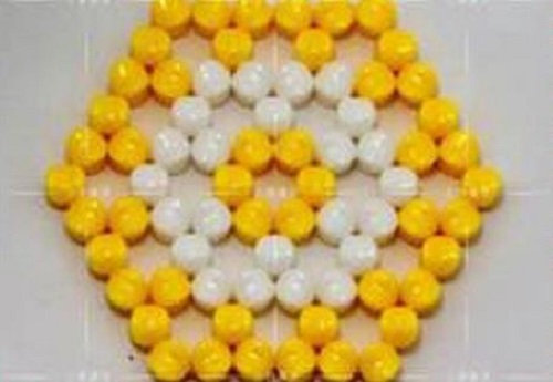 1月29日，純手工加工項(xiàng)目，在家做串珠手工掙錢，創(chuàng)新是手工之家企業(yè)發(fā)展的重要動力，圖為勵志珠珠繡串珠手工產(chǎn)品剪影