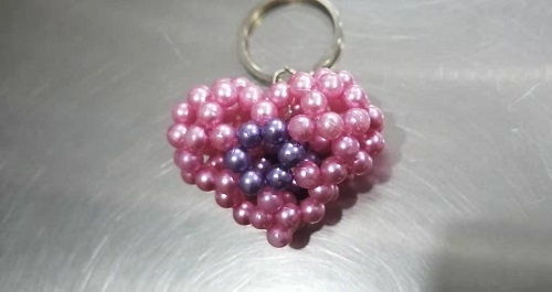 2月12日，在家兼職手工，帶回家做的手工項(xiàng)目，十多年的老手工平臺，手工之家有夢、有愛、有笑，圖為勵(lì)志珠珠繡串珠手工產(chǎn)品剪影