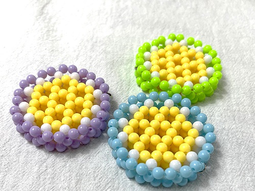 2月13日，在家做手工掙錢，靈活就業(yè)好手工項(xiàng)目，官方渠道了解，手工之家平臺優(yōu)勢讓人放心，圖為勵(lì)志珠珠繡串珠手工產(chǎn)品剪影