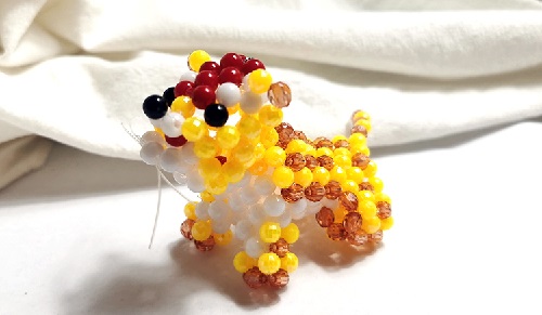 2月14日，正規(guī)手工項目，靈活就業(yè)好選擇，手工之家的純手工，加工和銷售都好做，因為產(chǎn)品讓人喜歡，圖為勵志珠珠繡串珠手工產(chǎn)品剪影