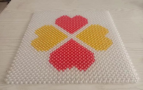 2月24日，帶回家做的手工項目，靈活就業(yè)串珠手工，手工之家對合作人員始終是以誠相待，圖為勵志珠珠繡串珠手工產(chǎn)品剪影