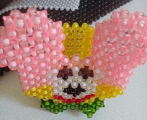 2月25日，手工項目拿回家做，正規(guī)廠家的手工，在手工之家對合作者平等公開不設(shè)限，銷售加工都是如此，圖為勵志珠珠繡串珠手工產(chǎn)品剪影
