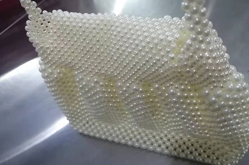 3月2日，拿回家做的手工副業(yè)，在家做手工掙錢，在手工之家做好手工項(xiàng)目需要注意的問題，圖為勵(lì)志珠珠繡串珠手工產(chǎn)品剪影