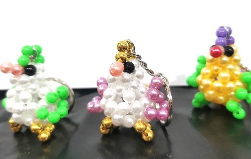 3月17日，在家做手工副業(yè)掙錢，靈活就業(yè)的手工副業(yè)，手工之家的純手工項(xiàng)目，加工容易、銷售也容易，圖為勵(lì)志珠珠繡串珠手工產(chǎn)品剪影