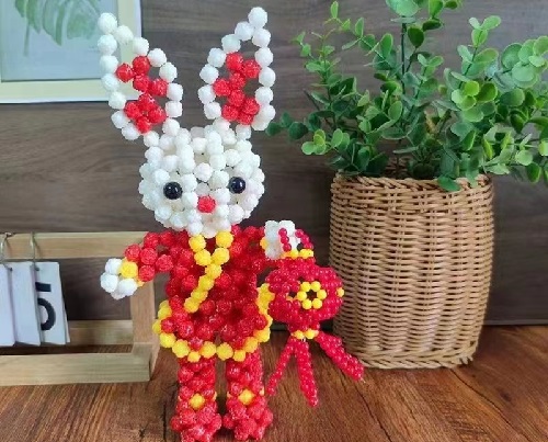 3月23日，居家靈活就業(yè)副業(yè)，在家做手工掙錢，付出可以有更好的收獲，在手工之家如何做到，圖為勵(lì)志珠珠繡串珠手工產(chǎn)品剪影
