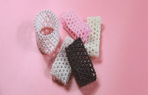4月1日，在家做手工副業(yè)掙錢，拿回家做的手工項(xiàng)目，在手工之家，這里的手工項(xiàng)目收入有哪些部分，圖為勵(lì)志珠珠繡串珠手工產(chǎn)品剪影
