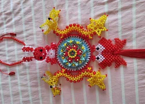 4月3日，手工加工回收項(xiàng)目，居家靈活就業(yè)創(chuàng)業(yè)好副業(yè)，手工之家的服務(wù)好是指哪些方面，圖為勵志珠珠繡串珠手工產(chǎn)品剪影