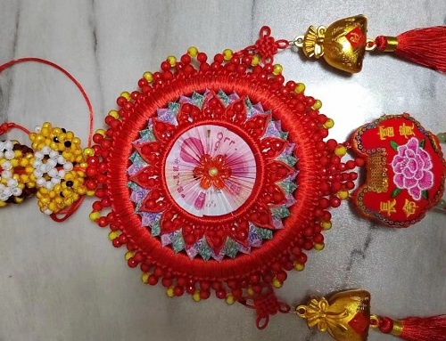 4月3日，手工加工回收項(xiàng)目，居家靈活就業(yè)創(chuàng)業(yè)好副業(yè)，手工之家的服務(wù)好是指哪些方面，圖為勵志珠珠繡串珠手工產(chǎn)品剪影