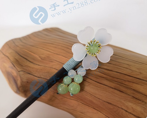 4月18日，想接正規(guī)廠家的手工項(xiàng)目，在家通過(guò)手工靈活就業(yè)，在手工之家如何咨詢(xún)、如何申請(qǐng)合作，圖為勵(lì)志珠珠繡串珠手工產(chǎn)品剪影