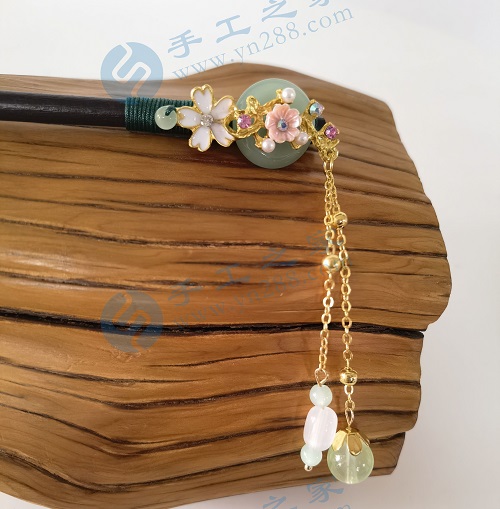4月18日，想接正規(guī)廠家的手工項(xiàng)目，在家通過(guò)手工靈活就業(yè)，在手工之家如何咨詢(xún)、如何申請(qǐng)合作，圖為勵(lì)志珠珠繡串珠手工產(chǎn)品剪影
