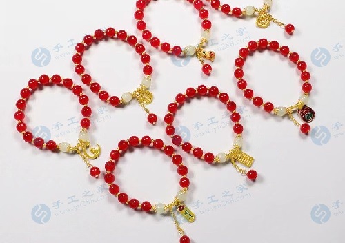 4月25日，在家做兼職的正規(guī)平臺，與家人一起做的靈活就業(yè)掙錢的副業(yè)，在手工之家產(chǎn)品為什么選擇多，圖為勵志珠珠繡串珠手工產(chǎn)品剪影