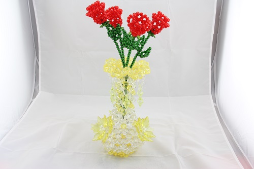 4月27日，在家里做什么可以掙錢(qián)又不用多投資，純手工項(xiàng)目受歡迎，手工之家的珠繡串珠項(xiàng)目好做在哪里，圖為勵(lì)志珠珠繡串珠手工產(chǎn)品剪影