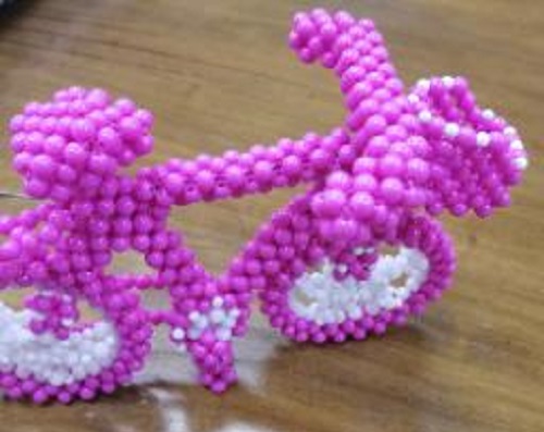 5月16日，外發(fā)手工領(lǐng)回家做，靈活就業(yè)好副業(yè)，正規(guī)+可靠，手工之家讓加工人員放心在家掙錢(qián)，圖為勵(lì)志珠珠繡串珠手工產(chǎn)品剪影