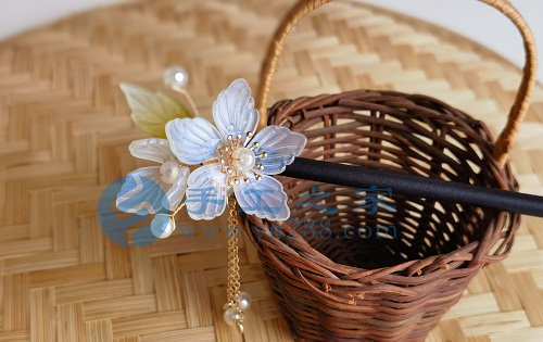 5月22日，家里干的手工活兼職，純手工加工項(xiàng)目，手工之家外發(fā)加工、成品銷售等都對外合作，圖為勵志珠珠繡串珠手工繡珠剪影