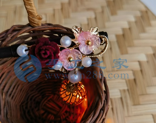 5月22日，家里干的手工活兼職，純手工加工項(xiàng)目，手工之家外發(fā)加工、成品銷售等都對外合作，圖為勵志珠珠繡串珠手工繡珠剪影