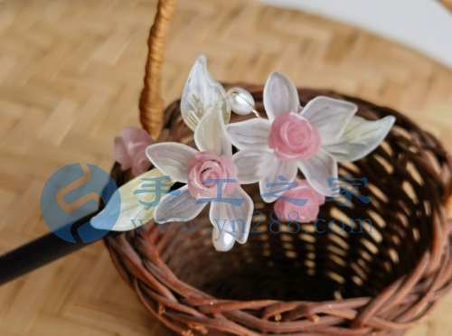 5月22日，家里干的手工活兼職，純手工加工項(xiàng)目，手工之家外發(fā)加工、成品銷售等都對外合作，圖為勵志珠珠繡串珠手工繡珠剪影
