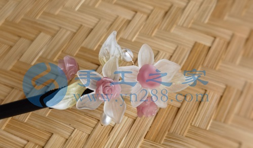 5月23日，外發(fā)手工領(lǐng)回家做，靈活就業(yè)手工項(xiàng)目，在家做手工掙錢，手工之家的手工項(xiàng)目適合農(nóng)村哪些人做，圖為勵志珠珠繡串珠手工產(chǎn)品剪影