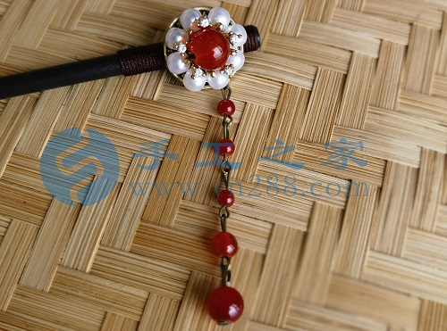 5月23日，外發(fā)手工領(lǐng)回家做，靈活就業(yè)手工項(xiàng)目，在家做手工掙錢，手工之家的手工項(xiàng)目適合農(nóng)村哪些人做，圖為勵志珠珠繡串珠手工產(chǎn)品剪影