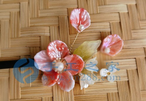 5月23日，外發(fā)手工領(lǐng)回家做，靈活就業(yè)手工項(xiàng)目，在家做手工掙錢，手工之家的手工項(xiàng)目適合農(nóng)村哪些人做，圖為勵志珠珠繡串珠手工產(chǎn)品剪影