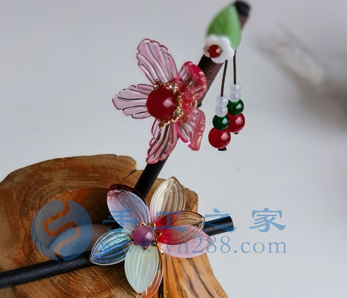 5月24日，手工活外發(fā)加工正規(guī)廠家直接發(fā)貨，純手工串珠，手工之家手工項(xiàng)目，在城市做的優(yōu)勢很明顯，圖為勵(lì)志珠珠繡串珠手工產(chǎn)品剪影