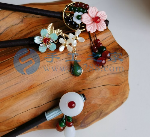 5月24日，手工活外發(fā)加工正規(guī)廠家直接發(fā)貨，純手工串珠，手工之家手工項(xiàng)目，在城市做的優(yōu)勢很明顯，圖為勵(lì)志珠珠繡串珠手工產(chǎn)品剪影