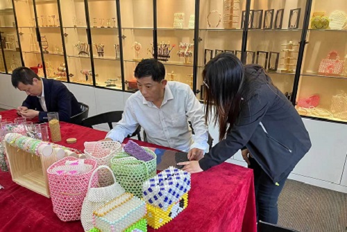 用手工為殘疾人鋪就一條幸福路 —— 記河北殘疾人創(chuàng)業(yè)基地領導一行到手工之家考察洽談