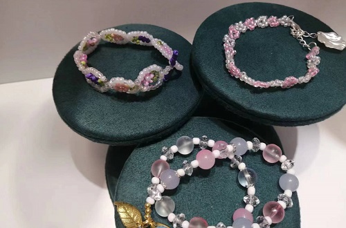5月29日，外發(fā)加工接單平臺，靈活就業(yè)手工飾品廠項目，月底了，手工之家手工好，才有更好的合作和收入，圖為勵志珠珠繡串珠手工產(chǎn)品剪影
