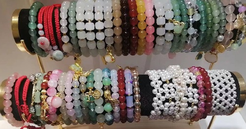 5月30日，手工活外發(fā)加工網(wǎng)，靈活就業(yè)好項目，傳承傳統(tǒng)手工，手工之家的外發(fā)手工項目如何，圖為勵志珠珠繡串珠手工產(chǎn)品剪影