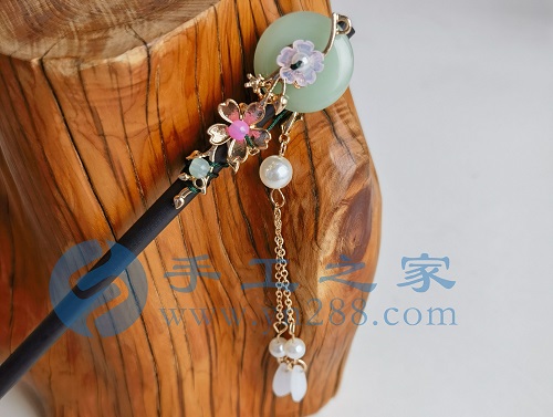 6月4日，手工活接單正規(guī)平臺，拿回家做的手工項(xiàng)目，可以開飾品加工廠，手工之家讓大家居家手工掙錢有底氣，圖為勵志珠珠繡串珠手工產(chǎn)品剪影