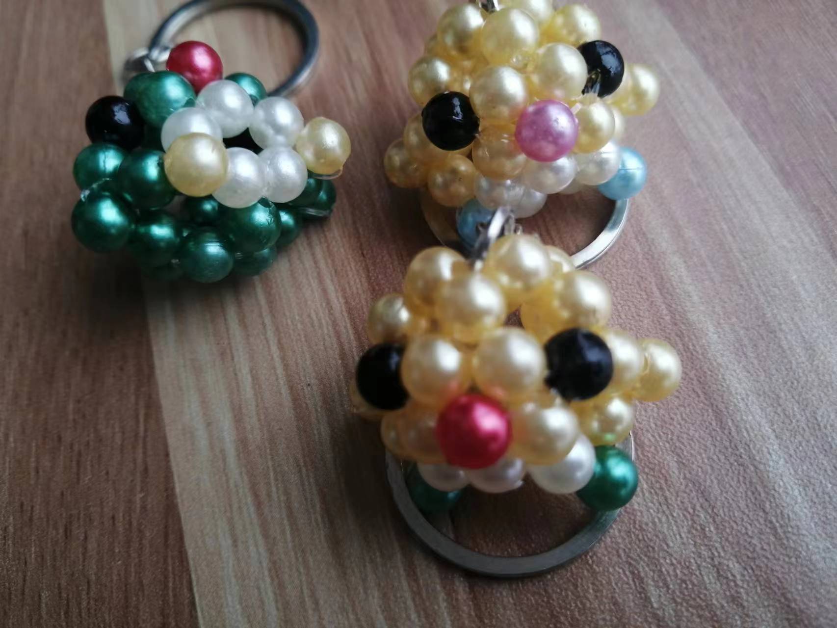 6月10日，手工活外發(fā)加工網(wǎng)，在家做串珠手工掙錢，在手工之家,這幾點決定了成品銷售做的好,圖為勵志珠珠繡串珠手工產(chǎn)品剪影