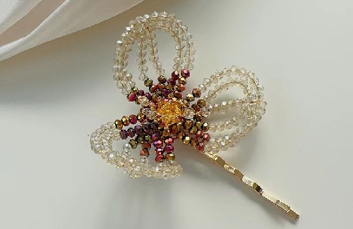 6月12日，手工活兼職招聘信息，在家做串珠手工項(xiàng)目掙錢，手工之家的純手工適合家里靈活就業(yè)創(chuàng)業(yè)，圖為勵志珠珠繡串珠手工產(chǎn)品剪影