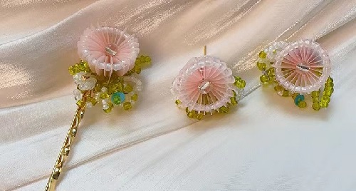 6月13日，外發(fā)加工接單，開飾品加工廠，正規(guī)廠家的手工，手工之家的手工實(shí)力因?yàn)槭冀K綜合發(fā)展，圖為勵(lì)志珠珠繡串珠手工產(chǎn)品剪影