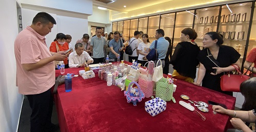 飾品加工廠+移動潮品店，讓大家一起做手工掙錢 ------ 記石家莊項目考察團(tuán)隊到手工之家考察合作