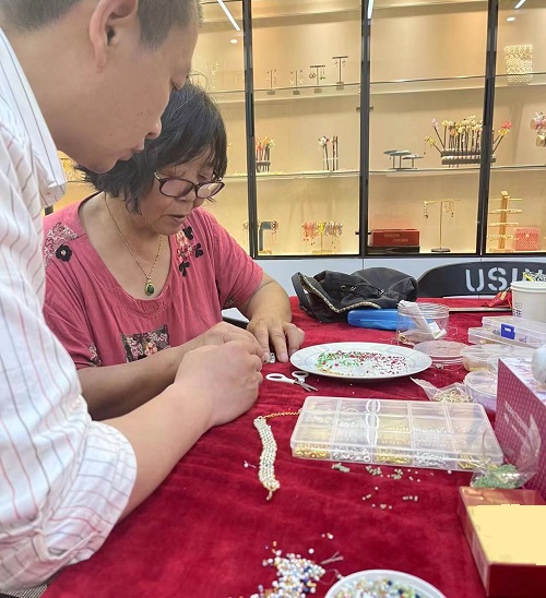 山東69歲崔大媽來手工之家考察學(xué)習(xí)合作，為什么做的比很多人都要強(qiáng)
