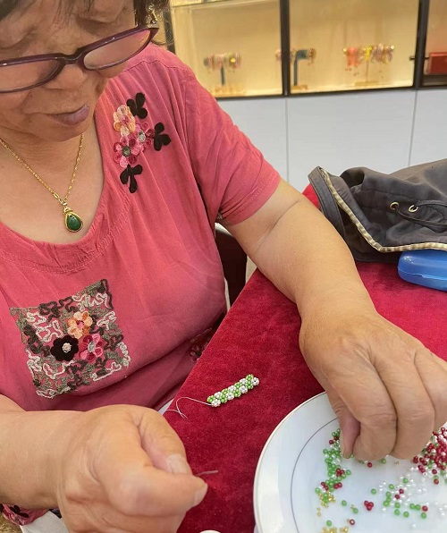 山東69歲崔大媽來手工之家考察學(xué)習(xí)合作，為什么做的比很多人都要強(qiáng)