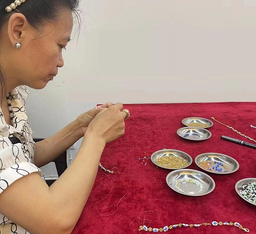 山東69歲崔大媽來手工之家考察學(xué)習(xí)合作，為什么做的比很多人都要強(qiáng)