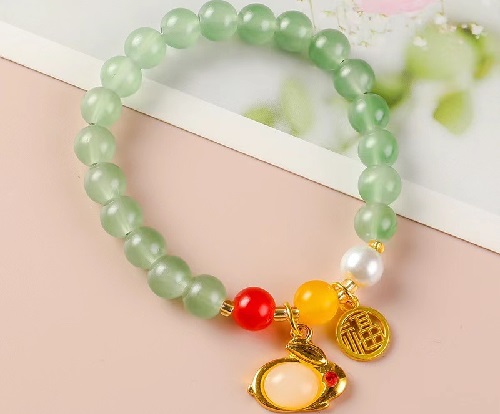 6月19日，手工活外發(fā)一手貨源，開(kāi)飾品加工廠，居家副業(yè)掙錢，手工之家的純手工產(chǎn)品讓人喜歡，圖為勵(lì)志珠珠繡串珠手工產(chǎn)品剪影
