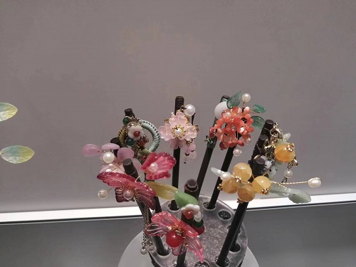 6月21日，手工活拿回家做在哪里找，靈活就業(yè)創(chuàng)業(yè)，開飾品加工廠，選擇手工之家，這個(gè)手工項(xiàng)目自由靈活，圖為勵(lì)志珠珠繡串珠手工產(chǎn)品剪影