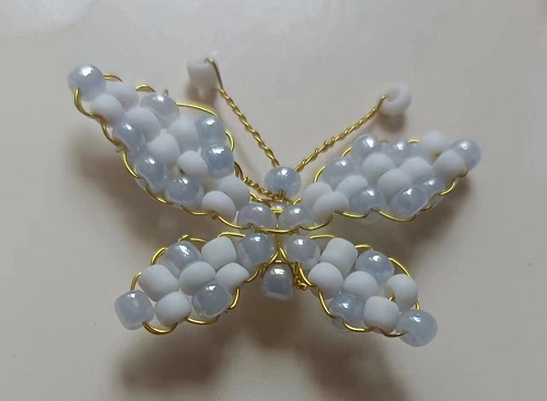 6月27日，外發(fā)手工活正規(guī)平臺，開飾品加工廠，在家做手工掙錢，選手工之家和手工項目，因為真實，圖為加工人員做好的珠繡串珠手工產(chǎn)品剪影