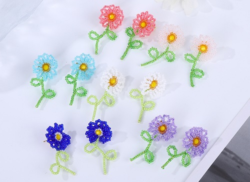 7月1日，手工活外發(fā)一手貨源，開飾品加工廠，在家兼職手工活掙錢，在手工之家，軟實(shí)力和硬實(shí)力都讓人放心，圖為勵(lì)志珠珠繡串珠手工產(chǎn)品剪影