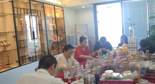 全心用手工助力，給殘疾人朋友一個(gè)新天地------記手工之家的串珠純手工項(xiàng)目受邀參加“百萬(wàn)殘疾人居家創(chuàng)業(yè)工程”
