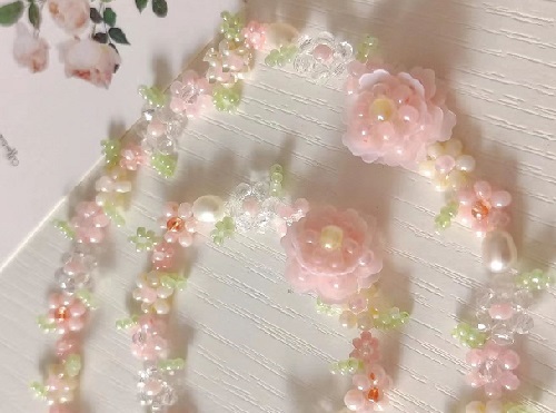 7月11日，外發(fā)手工活正規(guī)平臺(tái)，手工靈活就業(yè)創(chuàng)業(yè)，開飾品加工廠，在手工之家,選擇了就要信任和認(rèn)真，圖為串珠米珠繡手工產(chǎn)品剪影