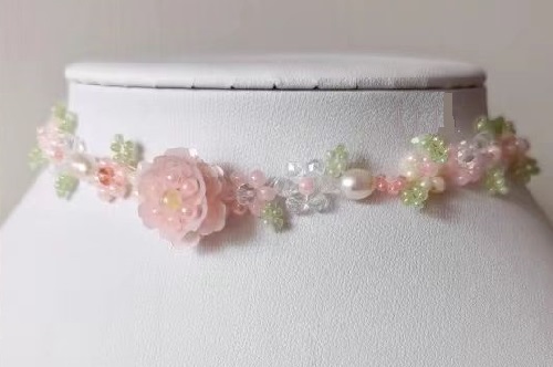 7月11日，外發(fā)手工活正規(guī)平臺(tái)，手工靈活就業(yè)創(chuàng)業(yè)，開飾品加工廠，在手工之家,選擇了就要信任和認(rèn)真，圖為串珠米珠繡手工產(chǎn)品剪影