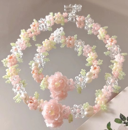 7月11日，外發(fā)手工活正規(guī)平臺(tái)，手工靈活就業(yè)創(chuàng)業(yè)，開飾品加工廠，在手工之家,選擇了就要信任和認(rèn)真，圖為串珠米珠繡手工產(chǎn)品剪影