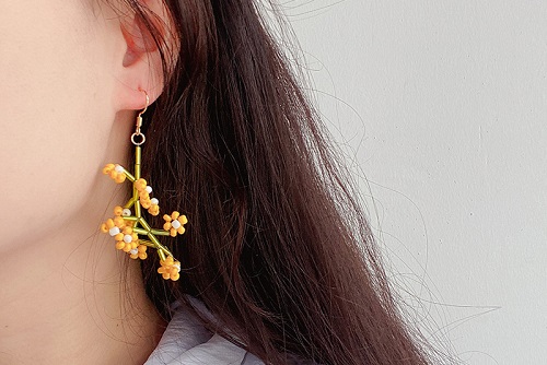 7月19日，可在家做的兼職手工活，想接正規(guī)廠家的手工項(xiàng)目，開(kāi)飾品加工廠，放心在家做手工副業(yè)，與手工之家合作，加工好的合格產(chǎn)品有兩條出路，圖為串珠米珠繡手工產(chǎn)品剪影