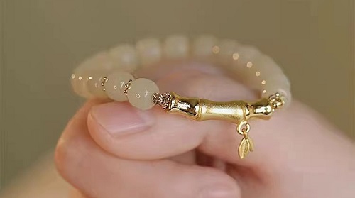 7月24日，手工活外發(fā)加工正規(guī)的廠家，開飾品加工廠，靈活就業(yè)項(xiàng)目，與手工之家合作，靈活自由，但態(tài)度不能放松，圖為串珠純手工產(chǎn)品剪影